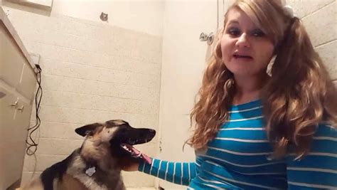 mujer follando con perro|Vídeo de sexo con animales: Chica es follada por un perro。